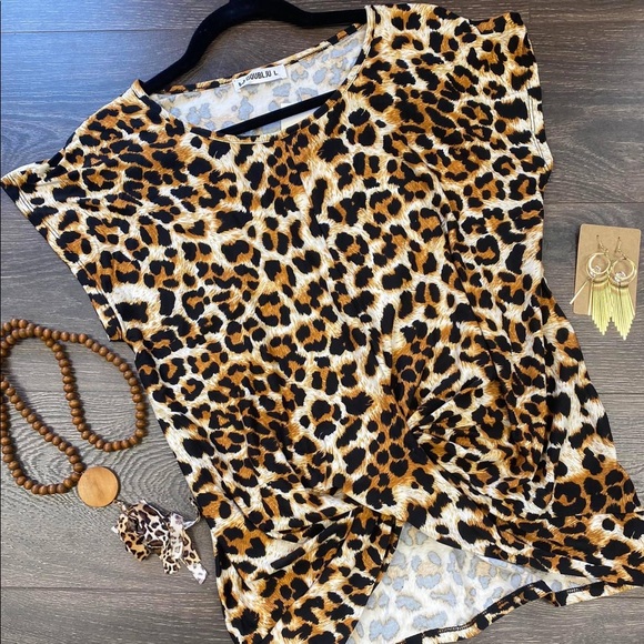 Women’s Cheetah Print Twist Tye Front Top ~ NWT - Picture 2 of 2